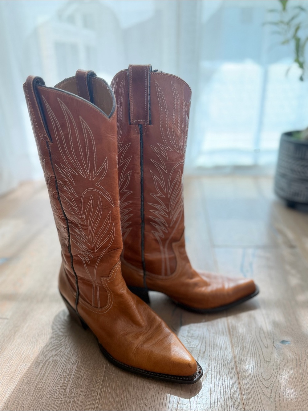 Vintage Steve Madden “Lonestar” cognac brown colored boots Size 9 Y2K Western